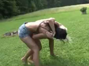 Dwie kobiety walczyły na trawie