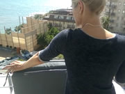 Słoneczny dzień Anal kurwa na hotelowym balkonie