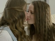Młody lesbijki ciesząc dziewczyna do dziewczyna akcja