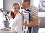 Rosyjski nastolatek pochyla się nad jej biurkiem, aby uzyskać banged z tyłu