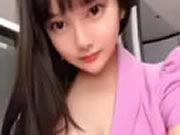Azjatyckie ogromne piersi dziewczyna Selfie Różowa spódnica