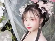 Urocza chińska dziewczyna robiąca zdjęcia